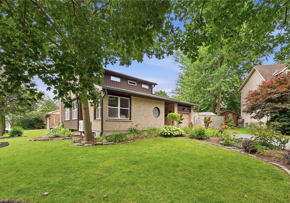 8-pickwick-place-guelph-ontario-40860342