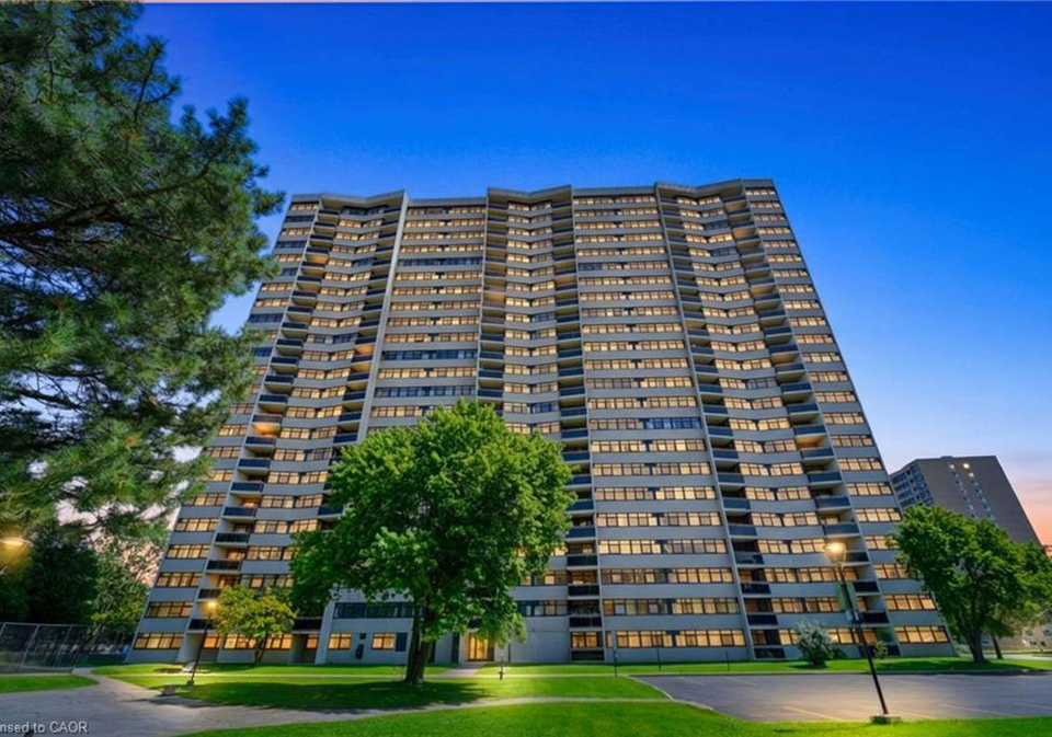 100-echo-point-toronto-ontario-40860462