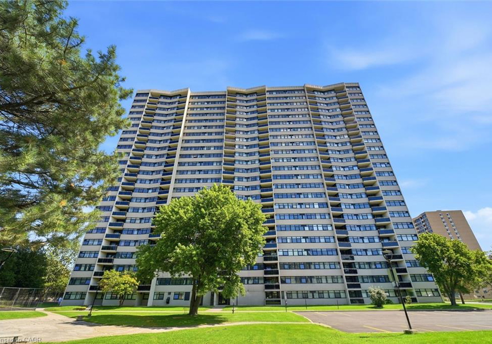 100-echo-point-toronto-ontario-40860462
