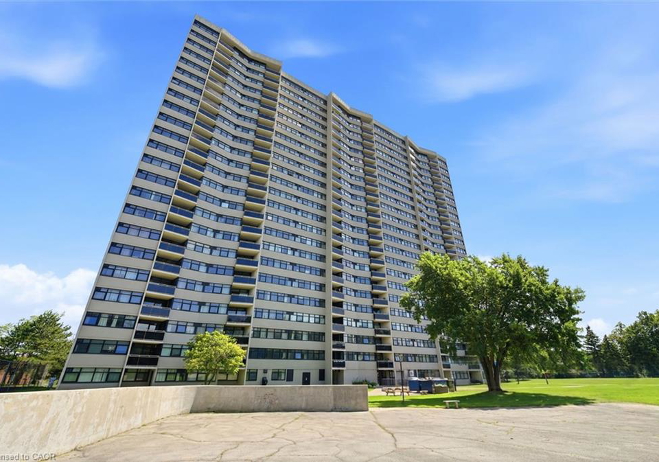 100-echo-point-toronto-ontario-40860462