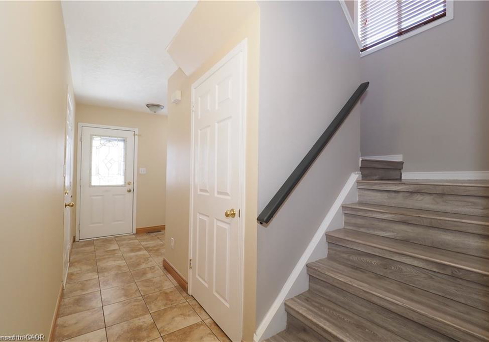 258-inverhuron-crescent-waterloo-ontario-40860802