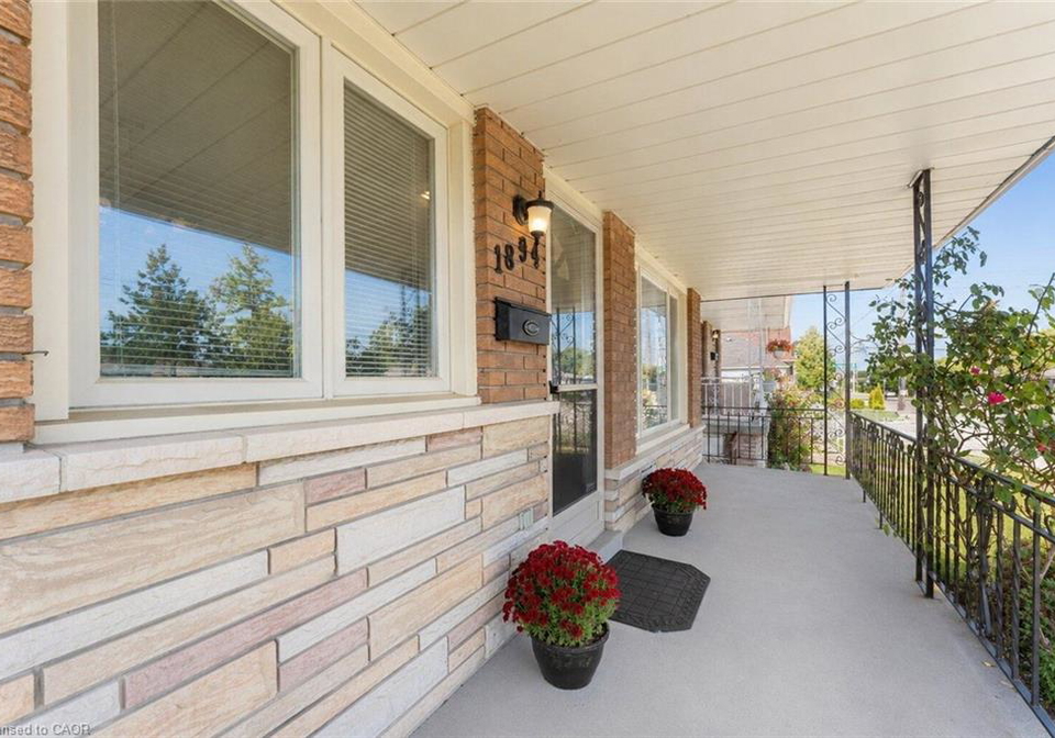 1894-main-street-e-hamilton-ontario-40860905
