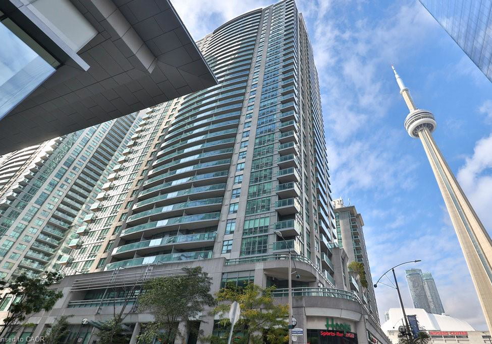30-grand-trunk-crescent-toronto-ontario-40861198