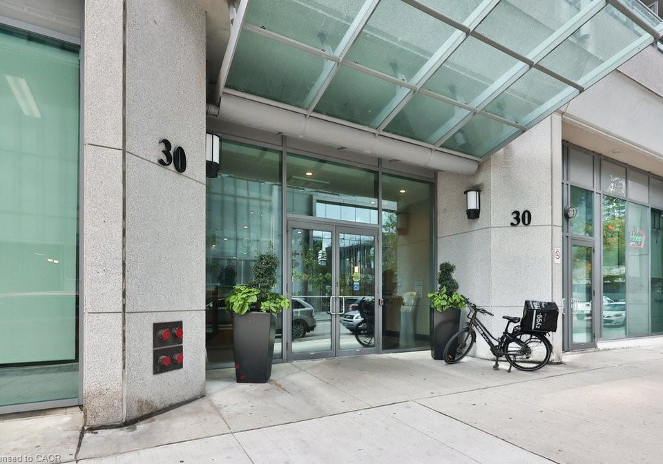 30-grand-trunk-crescent-toronto-ontario-40861198