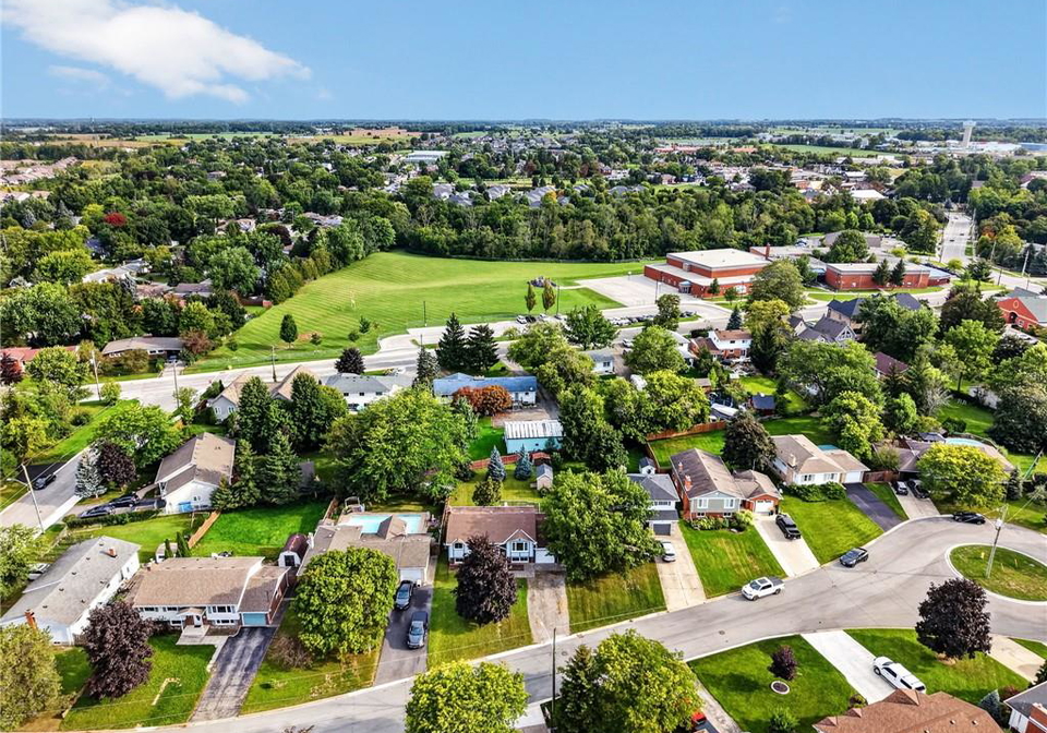 5-brooks-circle-smithville-ontario-40861884