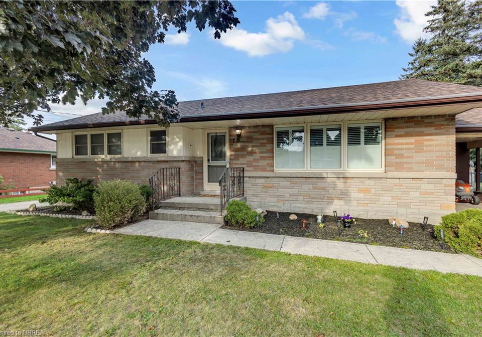 18-kingsmount-crescent-brantford-ontario-40862050