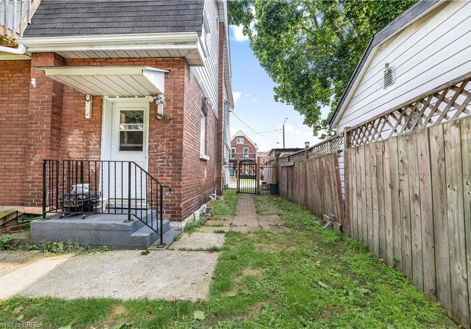 86-victoria-street-brantford-ontario-40863226