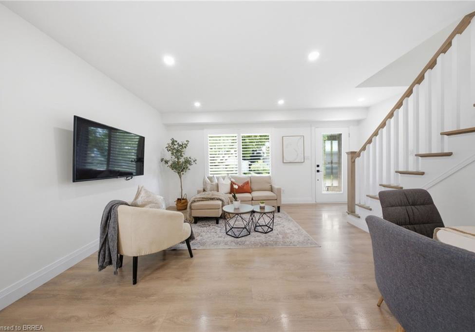 21-sandy-row-brantford-ontario-40863874