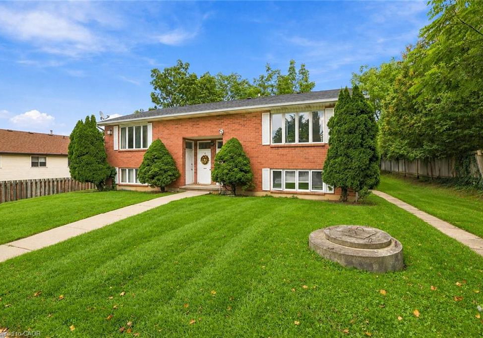 26-renfrew-street-e-caledonia-ontario-40864893