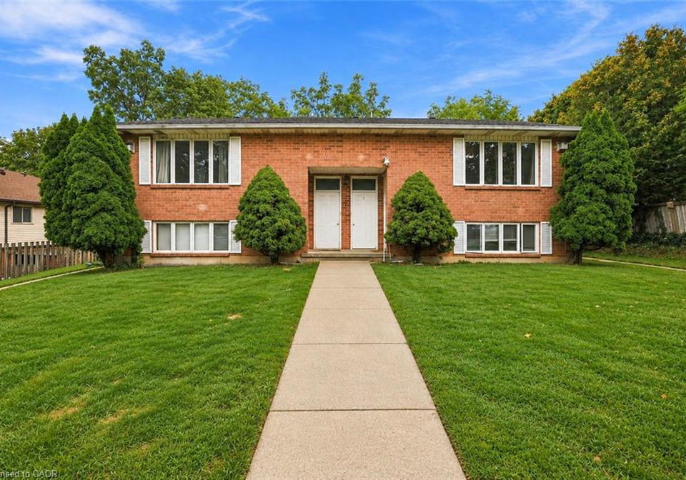 26-renfrew-street-e-caledonia-ontario-40864893